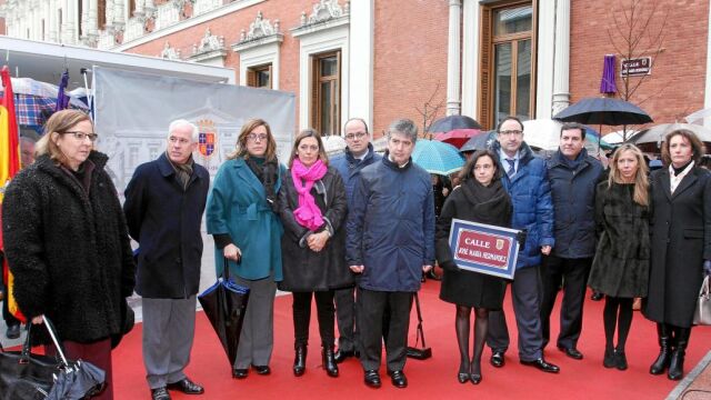 Acto de homenaje a José María Hernández, con la asistencia de la consejera Milagros Marcos, Ángeles Armisén, la viuda del expresidente, María Antonia Pardo, Alfonso Polanco, Ignació Cosido y Luis Domingo González, entre otros