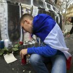 Velas, flores y mucho dolor en las calles de París