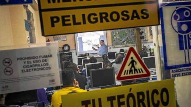 Es el dueño de la autoescuela Iberia de Alcorcón (Madrid) y afirma que la matrícula ha bajado un 40%
