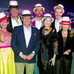 De izquierda a derecha, Sandra Ibarra, Carla Royo, Quique Sarasola, Alfonso Ussía, Javi Martín, Ainhoa Arteta, Lorenzo Caprile, Patricia Rato, Juana Acosta y Álvaro Luis en la entrega de los premios Bombín