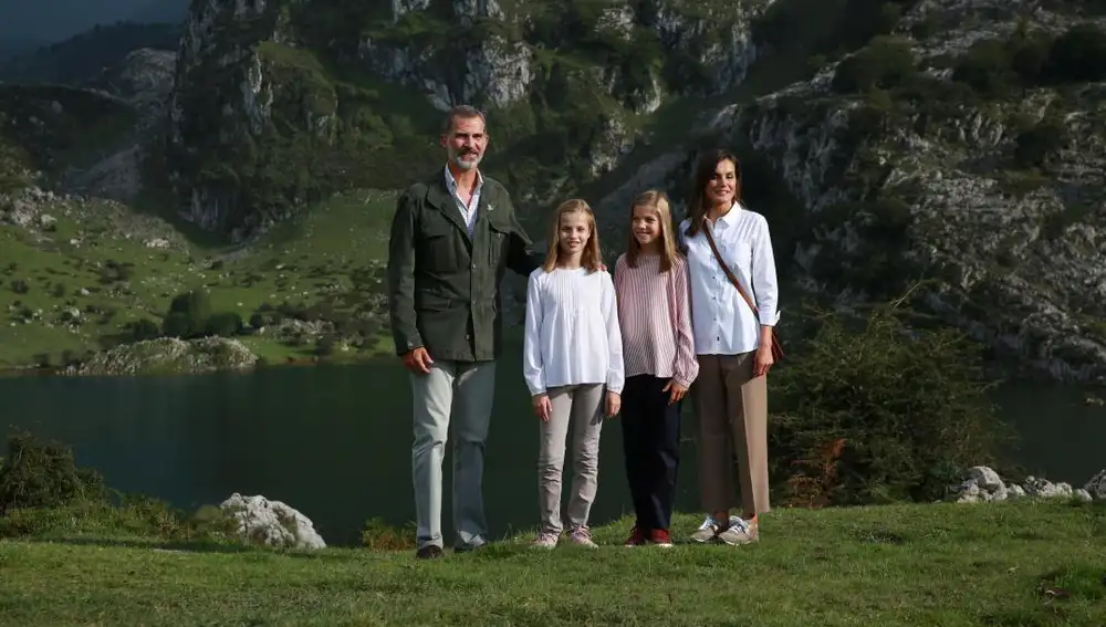 Los Reyes, la Princesa Leonor y la infanta Sofía enAsturias/Fotos. Cipriano Pastrano