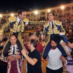 Enrique Ponce y Roca Rey salen a hombros de la Plaza de Toros de Albacete / Foto: EFE