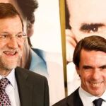 José María Aznar acompañado por Mariano Rajoy durante la presentación del primer volumen de sus memorias
