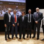 Las autoridades que acudieron al acto posan antes de la presentación