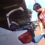 Momento en el que el conductor ayuda al menor a entrar en el maletero
