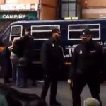 La Policía traslada a uno de los detenidos