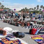 Con el verano, algunas zonas de Barcelona se convierten en poco menos que un zoco