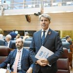 Ángel Garrido con las cien medidas que presentó ayer en la Cámara de Vallecas