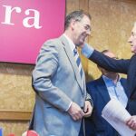 El presidente de la Cámara de Burgos, Antonio Miguel Méndez Pozo, saluda al presidente de la Confederación de Asociaciones Empresariales de Burgos, Miguel Ángel Benavente