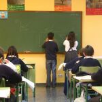 La pobreza triplica el riesgo de que un alumno en España saque peores notas