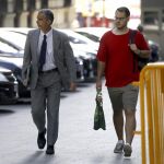 El rapero Pablo Rivadulla, más conocido como Pablo Hasel (d), a su llegada hoy a la Audiencia Nacional.