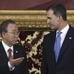 El Rey Felipe VI, junto al secretario general de la ONU, Ban Ki-moon, en el Palacio Real