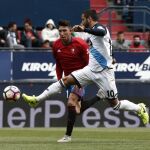 El jugador hispano-colombiano de Osasuna Jhon Steven (i) disputa un balón con el delantero rumano del Deportivo Florin Andone (d).