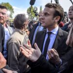 Emmanuel Macron durante un encuentro con el personal de la plantilla de Whirlpool en el marco de su campaña electoral en Amiens, Francia, hoy 26 de abril de 2017.