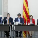 El vicepresidente del Govern, Oriol Junqueras; el coordinador del Pacte Nacional pel Referéndum, Joan Ignasi Elena; el presidente de la Generalitat, Carles Puigdemont; la presidenta del Parlament, Carme Forcadell y el primer teniente de alcalde de Barcelona, Gerardo Pisarello, durante la reunión del Pacto Nacional por el Referéndum, celebrada hoy en el Parlament de Cataluña