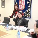Silvia Clemente bromea con la socialista Ana Sánchez en presencia de Ruiz Medrano y Carlos Chávez