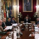 El presidente de la Junta, Juanma Moreno, en el centro, durante la primera reunión del Consejo de Gobierno que se celebró ayer en Antequera y no en San Telmo (Foto: Efe)