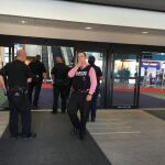 Agentes de policía evacuan el aeropuerto de Michigan