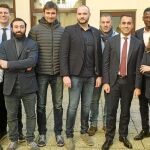 El vicepresidente italiano Luigi di Maio posa con representantes de los «chalecos amarillos» tras reunirse con ellos en París