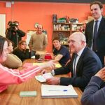 El presidente de la Diputación de Valladolid, Jesús Julio Carnero, visita el taller ocupacional de Navas del Rey junto a su alcalde, Guzmán Gómez