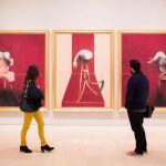 INTERÉS. Dos personas observan la obra «Segunda versión de Tríptico» de Francis Bacon (1903-1992), que forma parte de la exposición