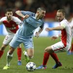 Kolarov (c) de Manchester City disputa el balón con Bernardo Silva
