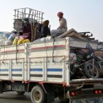 Una familia abandona con sus pertenencias la ciudad de Al Raqa, Siria