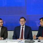 El vicesecretario general de Acción Sectorial del Partido Popular, Javier Maroto (i), el presidente del Gobierno, Mariano Rajoy (c), y el vicesecretario general de Organización del Partido Popular, Fernández Martínez Maillo (d)