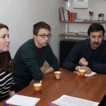 El portavoz de Podemos en el Congreso, Íñigo Errejón, durante la reunión que ha mantenido con representantes del sector del cerco en Galicia, en Pontevedra