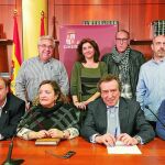 De Santiago Juárez con los firmantes del convenio que beneficiará a miles de empleados públicos