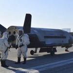 Vista del avión de la cuarta misión del avión espacial no tripulado X-37B tras aterrizar en el Centro Espacial Kennedy en Florida (Estados Unidos) el pasado 7 de mayo de 2017