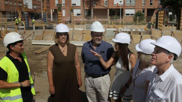 El consejero de Educación, Fernando Rey; junto a la presidenta de la Diputación, Ángeles Armisén; y a la directora del CEIP Castilla y León, Cristina Rozas, entre otros, visita las obras del nuevo CEIP Castilla y León de Aguilar de Campoo