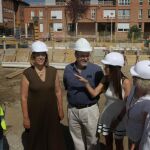 El consejero de Educación, Fernando Rey; junto a la presidenta de la Diputación, Ángeles Armisén; y a la directora del CEIP Castilla y León, Cristina Rozas, entre otros, visita las obras del nuevo CEIP Castilla y León de Aguilar de Campoo