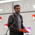 El coordinador federal de IU, Alberto Garzón, a su llegada a la rueda de prensa que ha ofrecido hoy en la sede del partido
