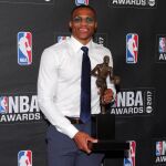 El base, con el trofeo de MVP