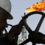 El petróleo recupera los 37 dólares aunque continúa en mínimos