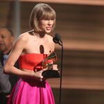 Taylor Swift recibe el grammy al mejor álbum