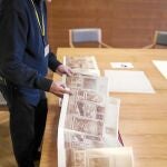 Matilla muestra una reproducción del grafoscopio, una obra que desearían tener muchos museos del planeta