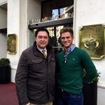 Tomás Campuzano y Julio Benítez «El Cordobés», tras sellar su acuerdo con un apretón de manos