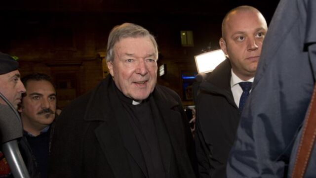 El cardenal George Pell, llega la pasada noche al Hotel Quirinale de Roma