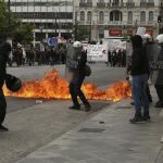Varios manifestantes se enfrentan a la policía antidisturbios durante una protesta organizada en la plaza Syntagma en el marco de la huelga general de 24 hora