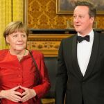 La canciller alemana, Angela Merkel, y el primer ministro británico, David Cameron, asiten a la cena en el ayuntamiento de Hamburgo