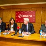 El presidente de la Cámara de Comercio de Burgos, Antonio Méndez Pozo; la teniente de alcalde de Burgos, Carolina Blasco; el vicepresidente de la Cámara de Comercio de Burgos, Álvaro Manso; y el fundador de Doce Estrategia Digital, Juan Carlos Salvador, presentan el Programa EXTRA para la digitalización del comercio de proximidad