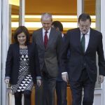 El presidente del Gobierno, Mariano Rajoy (d) y la vicepresidenta, Soraya Sáenz de Santamaría, junto al ministro de Defensa, Pedro de Morenés.