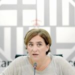 Colau presentó ayer un plan antidesahucios que multa a los bancos por mantener pisos vacíos durante más de dos años