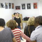 Un grupo de vecinos del distrito Collblanc-La Torrassa en L´Hospitalet asiste a uno de los ensayos