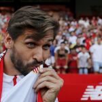 Fernando Llorente besa el escudo del Sevilla