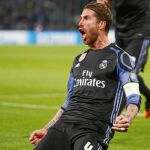 Sergio Ramos celebra uno de los dos tantos que marcó al Nápoles en la vuelta de los octavos de final