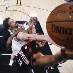 El jugador James Harden (d) de Houston Rockets en acción ante Pau Gasol (i) de San Antonio Spurs