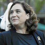 LA ALCALDESA DE BARCELONA, Ada Colau, lució ayer por primera vez un lazo amarillo en solidaridad con los políticos catalanes en prisión